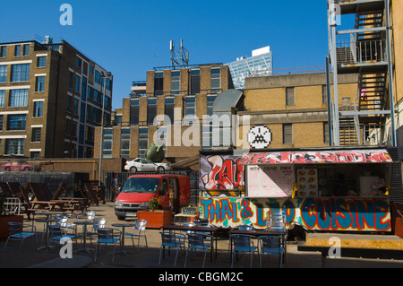 Puma Court Square con cibo asiatico in stallo Shoreditch east London Inghilterra England Regno Unito Europa Foto Stock