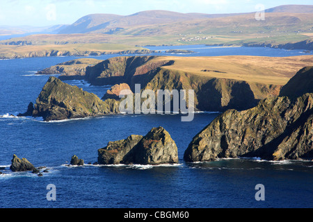 La vista a nord da Fitful Head su Shetland, il gruppo di isole più a nord del Regno Unito. L'isola di San Nino e il suo tombolo sono chiaramente visibili Foto Stock