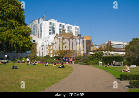 Trinity Square Gardens a Tower Hill area central Londra Inghilterra Regno Unito Europa Foto Stock