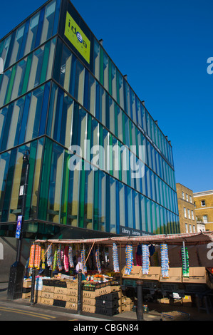 Le bancarelle del mercato di fronte recentemente terminato biblioteca pubblica la costruzione di Whitechapel Road East London Inghilterra England Regno Unito Europa Foto Stock