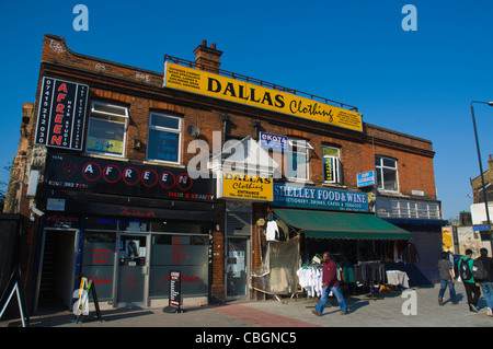 Dallas negozio di abbigliamento lungo Whitechapel Road East London Inghilterra England Regno Unito Europa Foto Stock