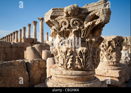 Le colonne di intestazione e pietre, Jerash, Giordania Foto Stock