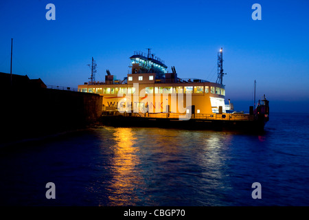 Wightlink, auto, un traghetto Yarmouth Pier, crepuscolo, Yarmouth, Isle of Wight, England, Regno Unito Foto Stock