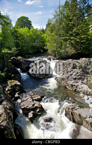 Bews-y-Coed cade sul fiume Conwy visto dal villaggio colmare il fiume Peter Baker Foto Stock