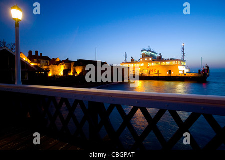 Wightlink, auto, un traghetto Yarmouth Pier, crepuscolo, Yarmouth, Isle of Wight, England, Regno Unito Foto Stock