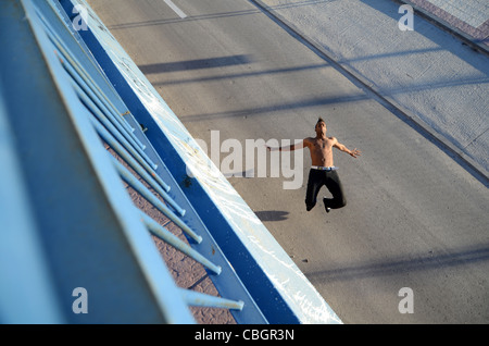 Breakdancer Giovanni Lartey esegue in strada Foto Stock
