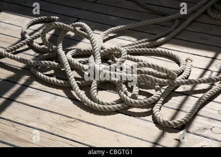 Attrezzature di nave. Rigging. Fune su un deck Foto Stock