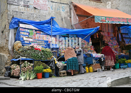 Stallo del mercato e un negozio di generi alimentari a la strega il mercato nella città di La Paz, Bolivia Foto Stock