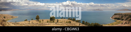 Vista panoramica sul lago Titicaca, commercialmente più alto lago navigabile del mondo, visto dalla Bolivia Foto Stock