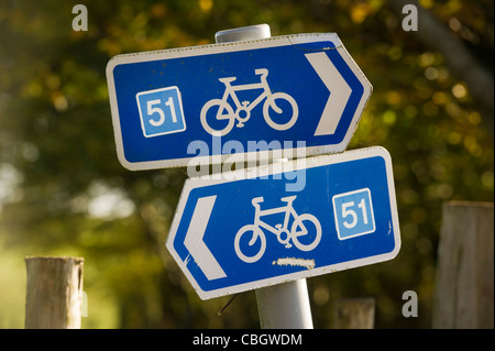 Cartelli blu che mostra la ciclabile di Sustrans ciclo nazionale di rete attraverso il Regno Unito, Devon Foto Stock