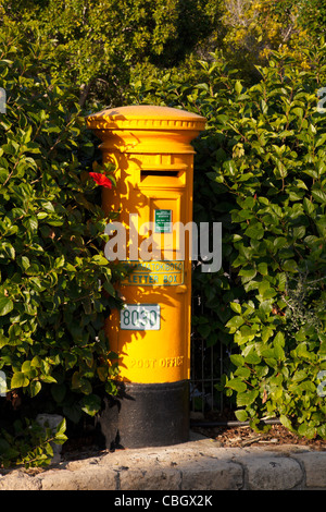 Dipinto di giallo, British Postbox in Nicosia, Cipro. Foto Stock