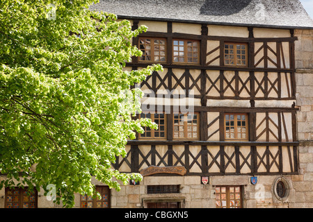 Edificio medievale in Moncontour, Bretagna Francia Foto Stock