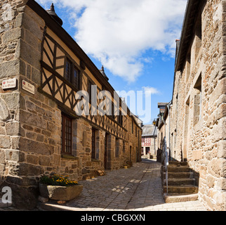 Casa e strada di ciottoli in Moncontour, Cotes dArmor, Bretagna Francia Foto Stock