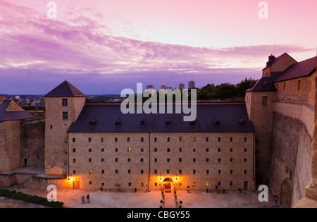 Sedan, Francia. Il Le Chateau Fort Hotel al tramonto. La città di Sedan può essere visto in background Foto Stock