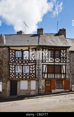 Brittany, Francia - Vecchie case medievali in Moncontour, Cotes d'Armor Bretagna, Francia Foto Stock