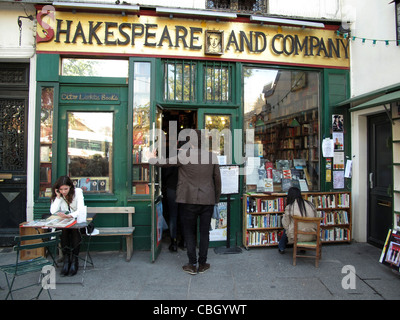 La famosa libreria Shakespeare and Company, Quai de Montebello, parigi francia Foto Stock