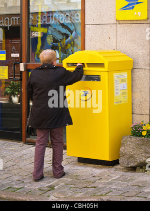 Donna invio di lettere a La Poste nella casella postale, Francia Foto Stock