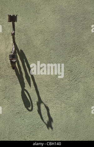 Un italiano decorativi in ferro battuto porta torcia, che ha funzionato come un lampione nel Medioevo al XIX secolo. Foto Stock