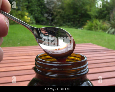 Spooning out Marmite ( estratto di lievito diffusione ) da un vaso utilizzando un cucchiaino, REGNO UNITO Modello rilasciato Foto Stock