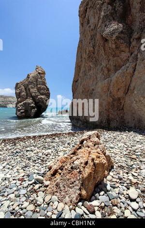 Rocce e mare paesaggio. Petra tou Romiou (vicino a Paphos), luogo di nascita di Afrodite. Cipro. Foto Stock