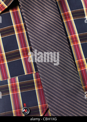 Primo piano di una mens tartan maglietta a collare con una fascetta sottile Foto Stock