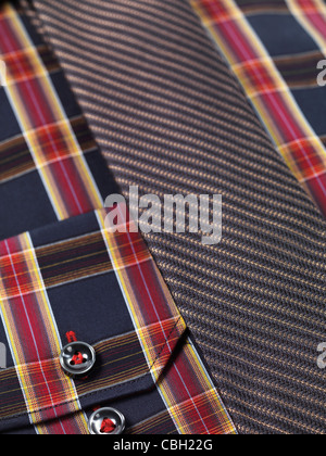 Primo piano di un pattern di tartan mens shirt con una fascetta sottile Foto Stock