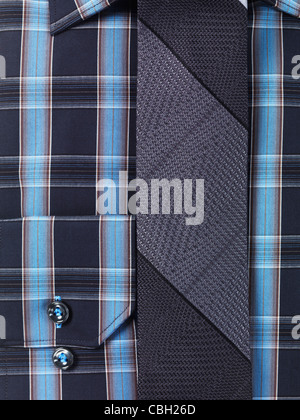 Primo piano di una mens in tartan blu maglietta a collare con una fascetta sottile Foto Stock