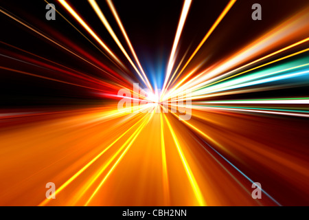 Una rapida corsa di autostrada di notte Foto Stock