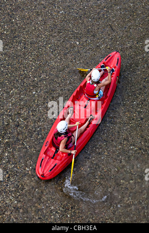 Le ragazze sport di avventura in canoa lungo il fiume a Les Vignes Gorges du Tarn Francia Foto Stock