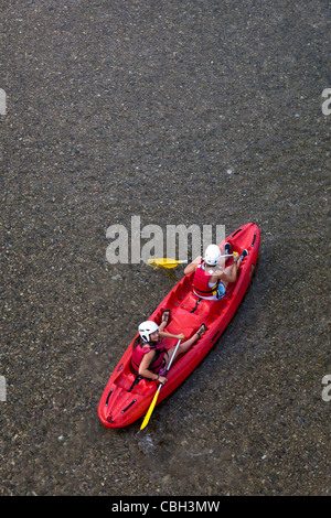 Le ragazze sport di avventura in canoa lungo il fiume a Les Vignes Gorges du Tarn Francia Foto Stock