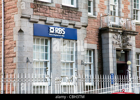 Turbato RBS Royal bank of Scotland building, facciata a Fort William anteriore, fuori dall'ingresso ringhiere Foto Stock