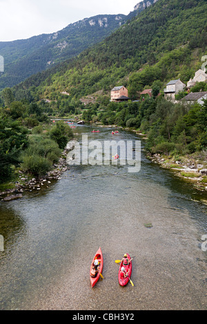 Sport di avventura in canoa lungo il fiume a Les Vignes Gorges du Tarn Francia Foto Stock