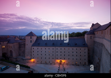 Sedan, Francia. Il Le Chateau Fort Hotel al tramonto. La città di Sedan può essere visto in background Foto Stock