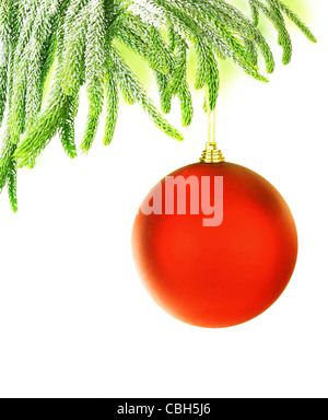 Albero di natale di frontiera verde con big red impiccato ninnolo, decorazione tradizionale per le vacanze invernali, isolato su sfondo bianco Foto Stock