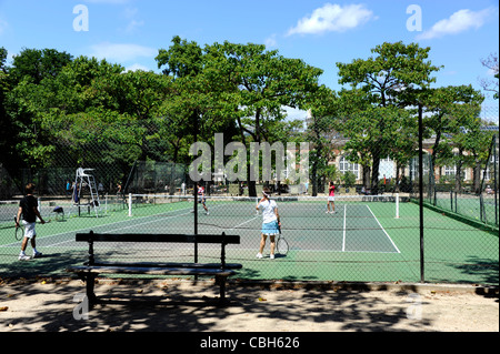 Campo da tennis nel giardino del Lussemburgo, Parigi, Francia Foto Stock