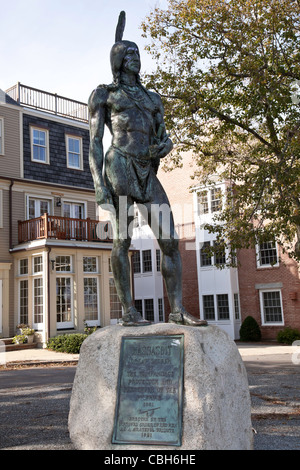 Massasoit statua, grande SACHEM *** del Wampanoags protettore e guardiano dei pellegrini, Plymouth, MA, Stati Uniti d'America Foto Stock