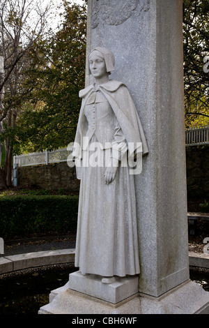 Madonna Pellegrina statua e fontana, Water Street, Plymouth, MA Foto Stock