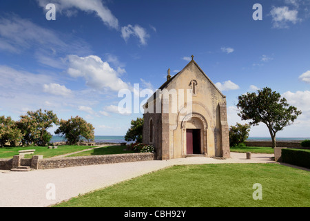 La Cappella dei marinai al piccolo porto di pesca di San Vaast-La Hougue, Normandia, Francia. Foto Stock