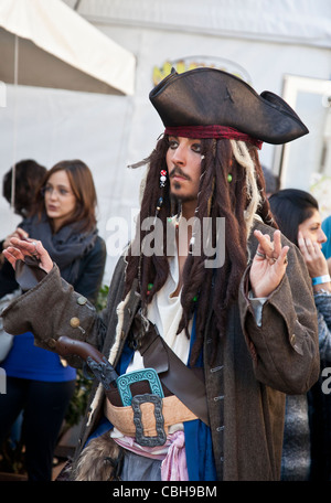 Giovane uomo vestito come capitano Jack Sparrow dai pirati dei Caraibi: Lucca Comics and Games festival 2011, Toscana, Italia Foto Stock