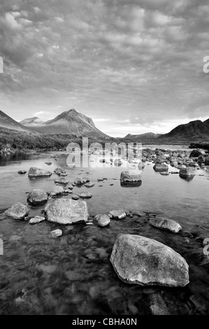 Immagine in bianco e nero di drammatiche cieli nuvolosi su Marsco e il fiume Sligachan sull'Isola di Skye, Ebridi Interne, Scozia Foto Stock