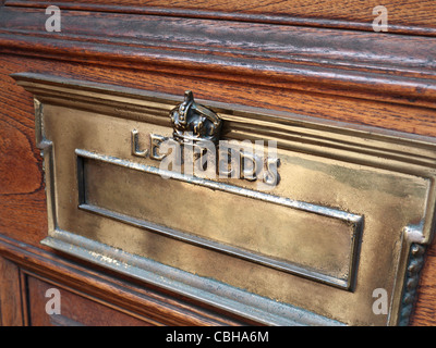 Ohm Crown crestato ottone ufficiale letter box sul palazzo del governo porta in central London REGNO UNITO Foto Stock