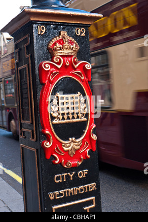 Ornato storica posta con 1902 Consulta Araldica stemma di confine in entrata della città di Westminster London REGNO UNITO Foto Stock