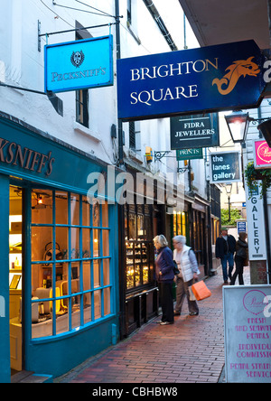 Brighton Lanes visitatori clienti che sfogliano le vetrine di Brighton Square Brighton Lanes Brighton West Sussex UK Foto Stock