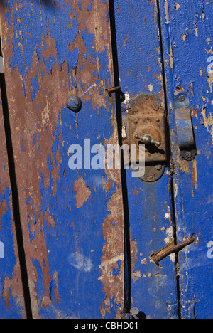 Vintage in legno porta blu vicino. Utile come sfondo per la progettazione di opere. Foto Stock