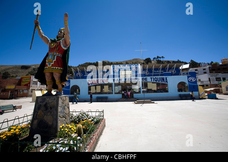 Il piccolo villaggio di San Pedro de Tiquina sul Lago Titikaka Bolivia Foto Stock