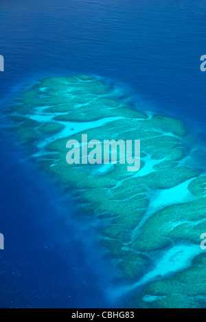 Coral reef vicino a Monuriki Island, Isole della Mamanuca, Figi, South Pacific - aerial Foto Stock