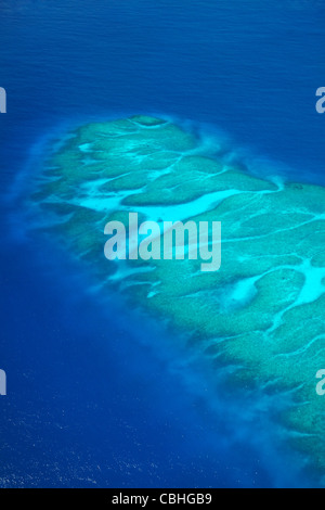 Coral reef vicino a Monuriki Island, Isole della Mamanuca, Figi, South Pacific - aerial Foto Stock