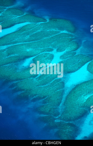 Coral reef vicino a Monuriki Island, Isole della Mamanuca, Figi, South Pacific - aerial Foto Stock