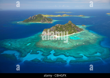 Isola di Monuriki e barriera corallina, Isole della Mamanuca, Figi, South Pacific - aerial Foto Stock