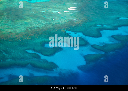 Coral reef vicino a Monuriki Island, Isole della Mamanuca, Figi, South Pacific - aerial Foto Stock